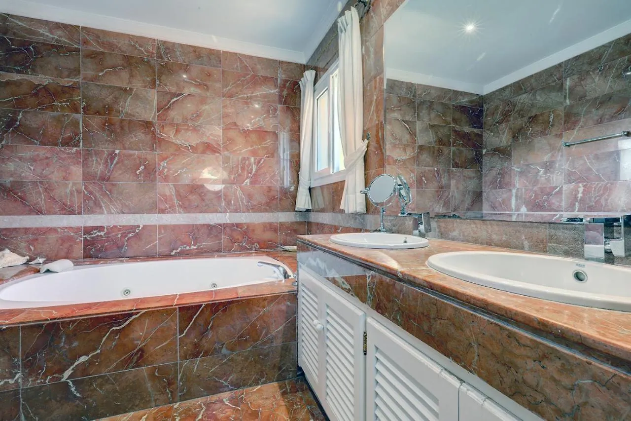 Villa In Great Location Marbella Hiszpania
